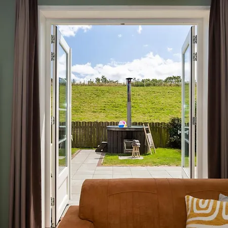 In With Hot Tub And Garden *